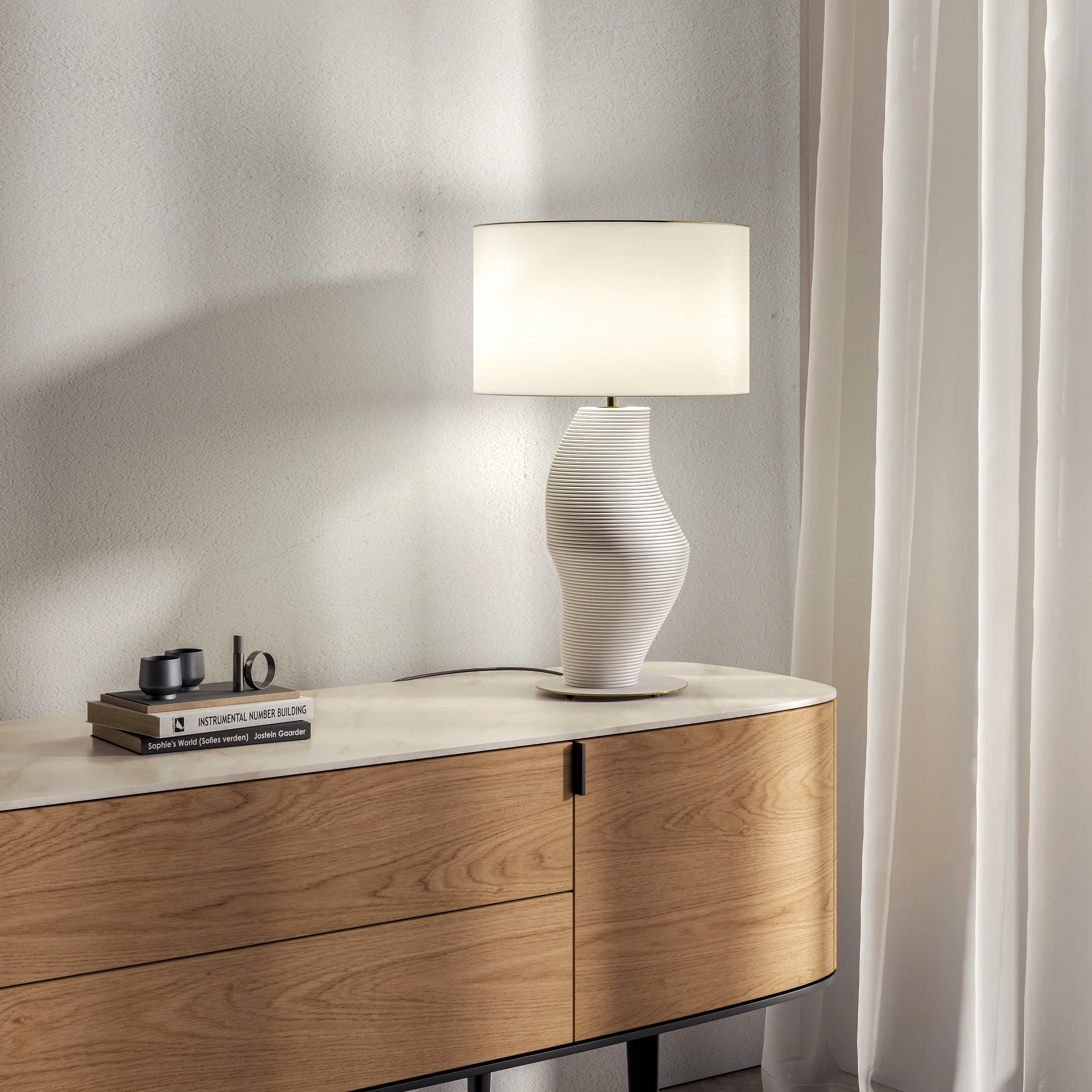 Tischleuchte auf einem Sideboard