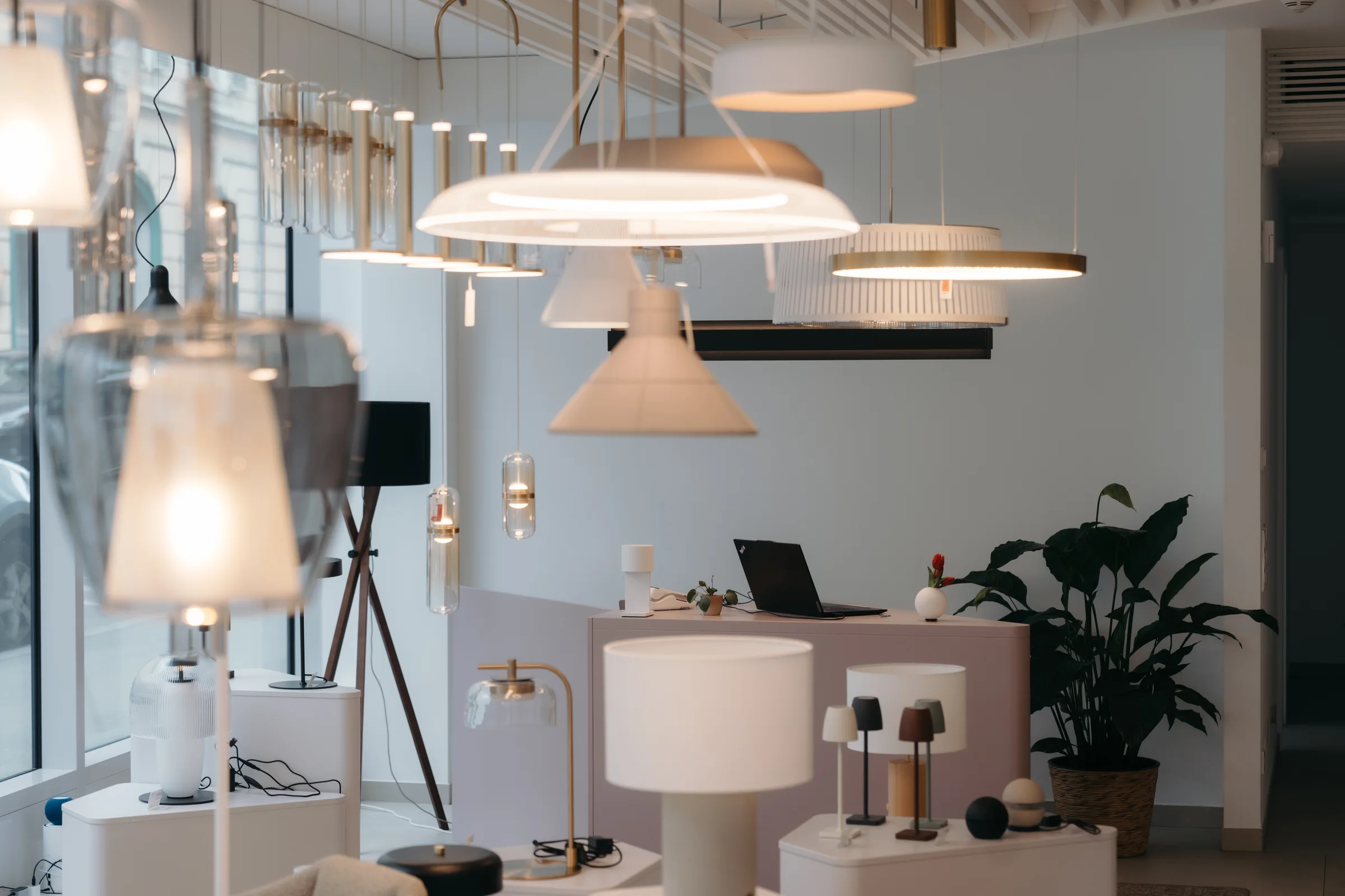 Leuchten und Arbeitstisch im Showroom