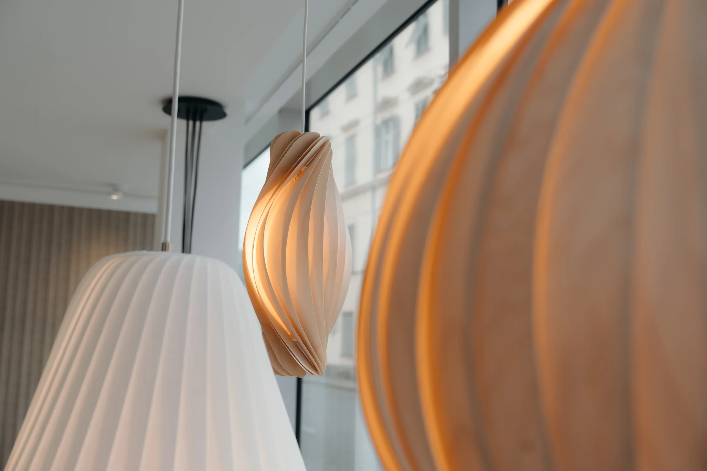 Tom Rossau Hängeleuchten im Showroom