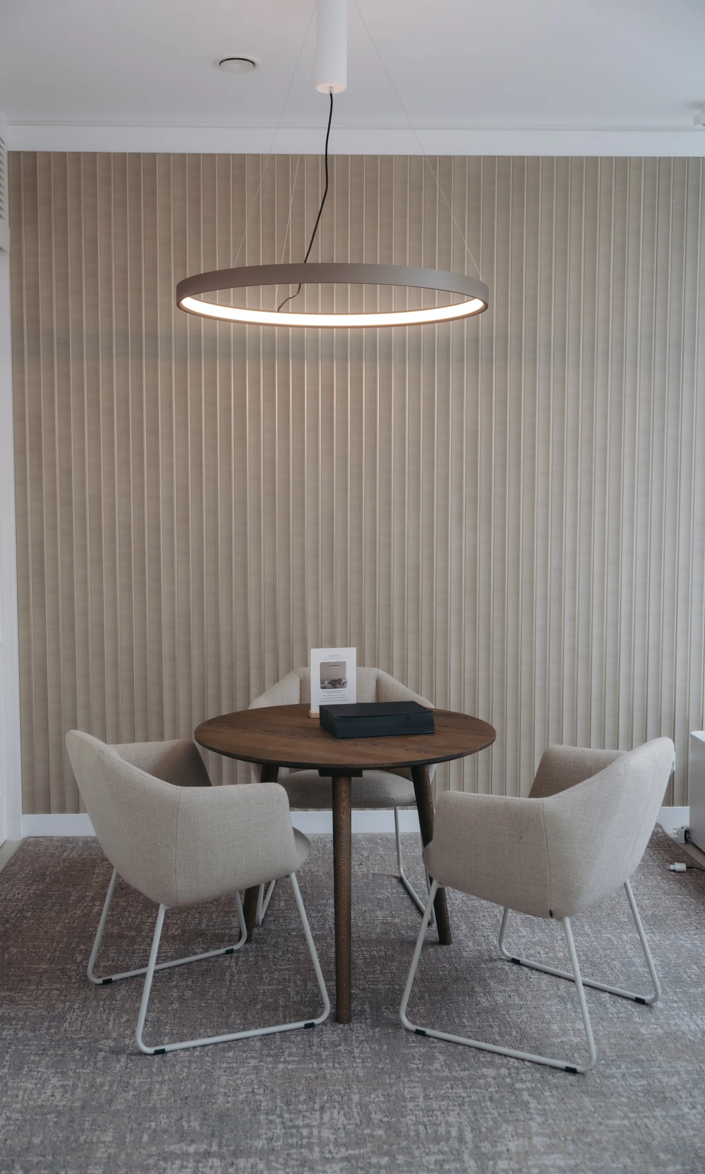 Beratungstisch im Showroom von Clara Licht